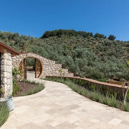 ヴィラ Captivating House With Private Pool Surrounded By Olive Grove In Seferihisar *