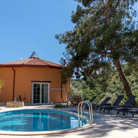 ヴィラ Captivating House With Private Pool Surrounded By Olive Grove In Seferihisar *
